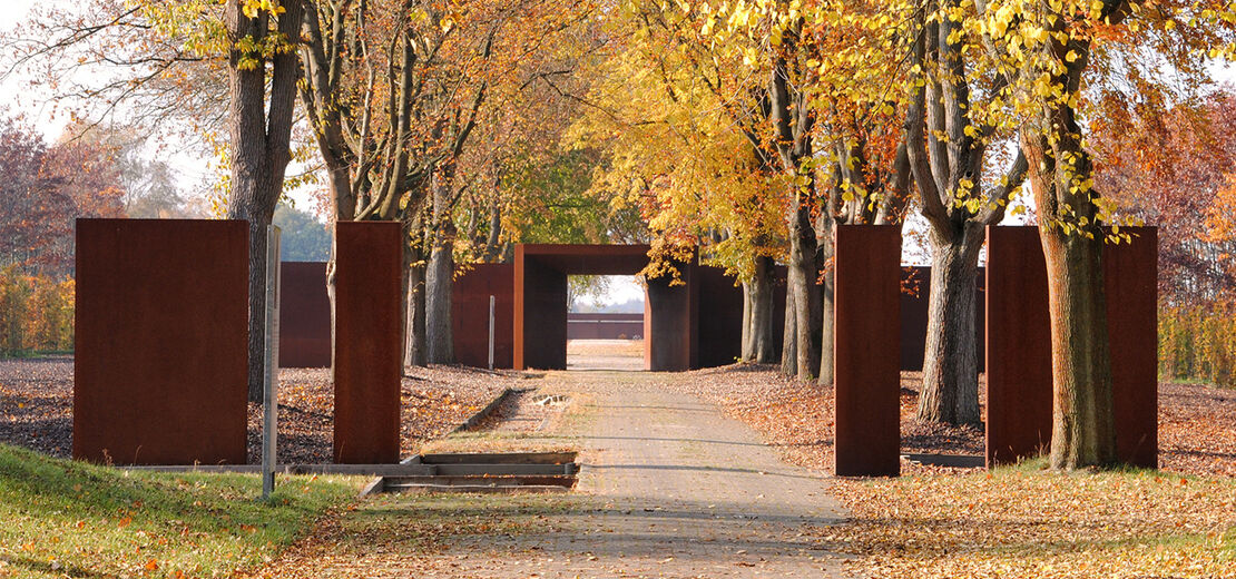 2008 wurde die Stiftung Gedenkstätte Esterwegen gegründet, die seit 2011 auf dem Gelände des dortigen ehemaligen Lagers an die Geschichte und die Opfer der 15 Emslandlager erinnert.