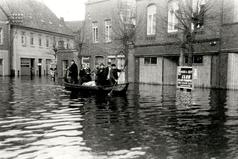 Der vom Hochwasser überschwemmte Meppener Marktplatz im Februar 1946.