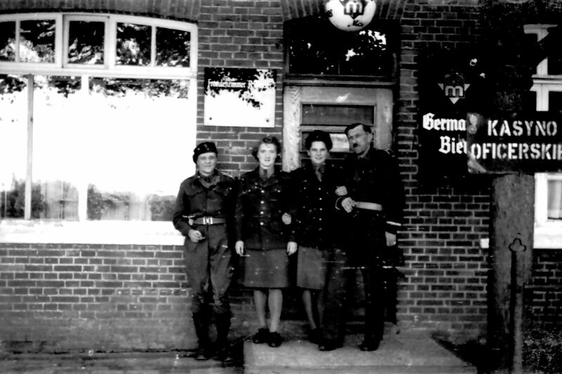 Polnische Armeeangehörige 1945 vor einem Hotelgebäude in Meppen.