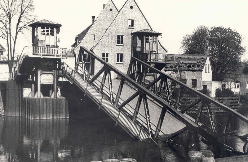 Die von deutschen Soldaten im April 1945 zerstörte Hubbrücke.